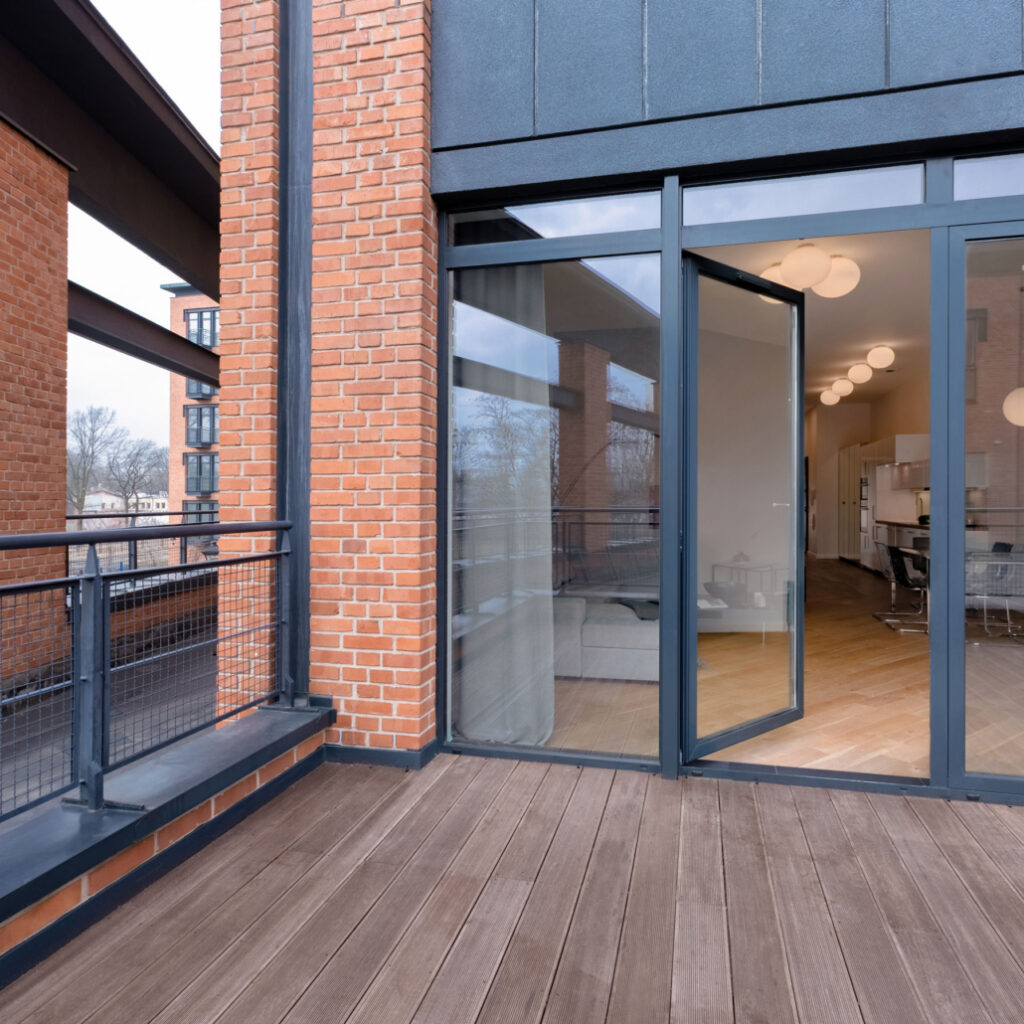 cladire de apartamente cu tamplarie de aluminiu granit