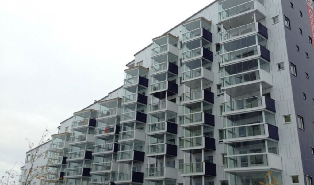 balcon la bloc inchis cu culisante de sticla securizata