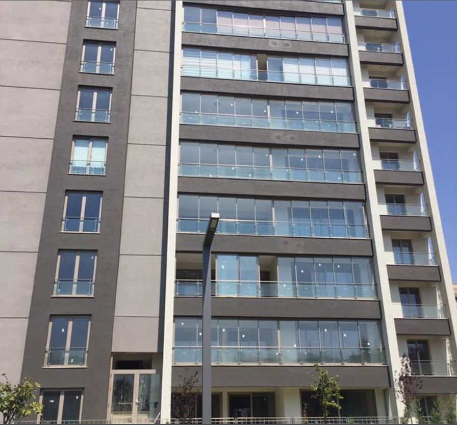 balcon inchis cu culisanta de sticla securizata la cladiri inalte cu mai multe etaje