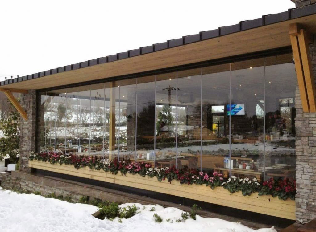 restaurant inchis cu culisanta din sticla securizata