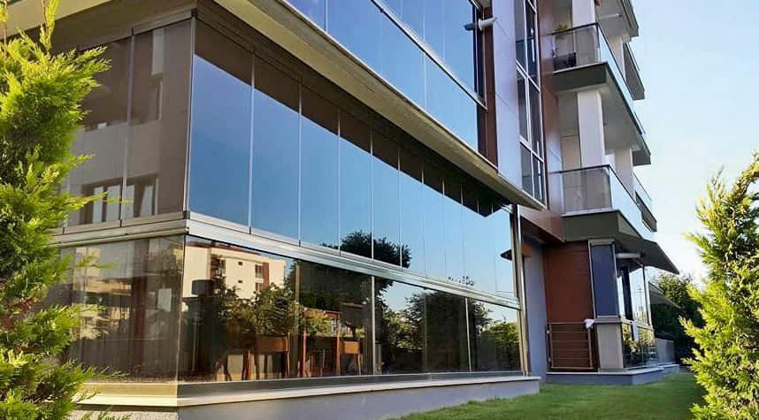 parter terasa/restaurant la parter inchis cu culisanta din sticla securizata