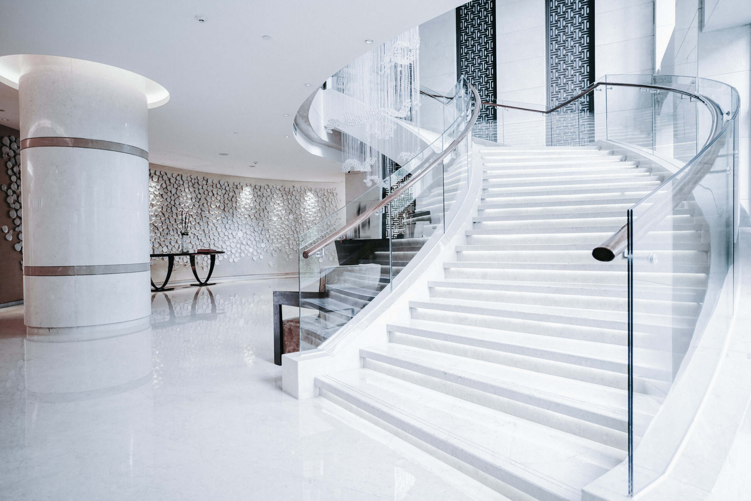 balustrada de sticla securizata in spirala in interiorul unui apartament de lux